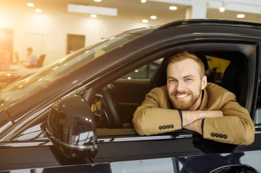 Mutlu beyaz adam bayilikten alım yapmış.