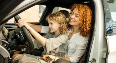 Anne ve kızı yeni bir araba almak istiyor.