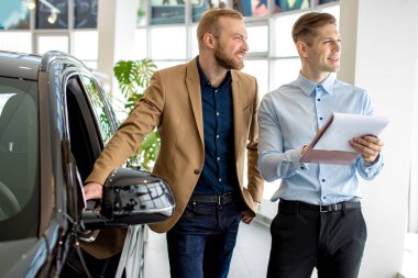 yakışıklı bir danışman ve galeride bir müşteri.