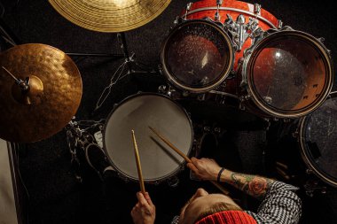 Genç adam konserden önce davul çalıyor.