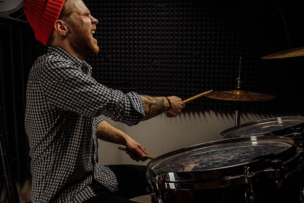 Músico profissional toca bateria e canta — Fotografia de Stock