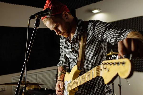 Foto close-up de homem com guitarra elétrica nas mãos — Fotografia de Stock