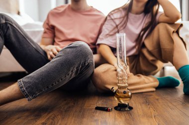 Çiftler esrar ve marihuana kullanmaktan kafayı buluyor.