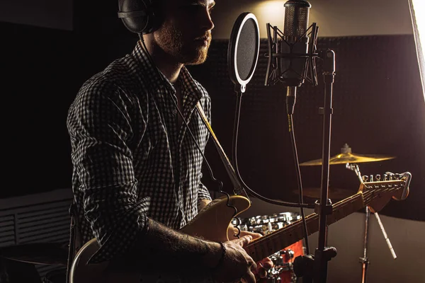 Επαγγελματίας τραγουδιστής παίζουν ηλεκτρική κιθάρα — Φωτογραφία Αρχείου