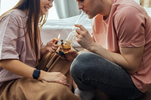 Casal relaxar durante o consumo de drogas — Fotografia de Stock