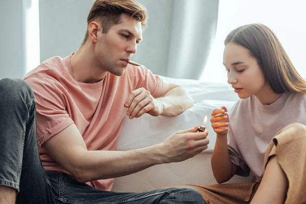 Jovem e mulher usando drogas em casa — Fotografia de Stock