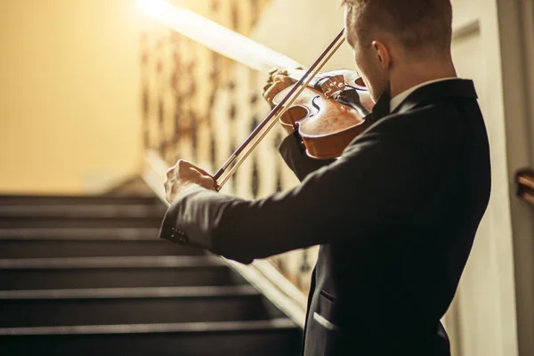 Талантливый великолепный мужчина играет на скрипке — стоковое фото