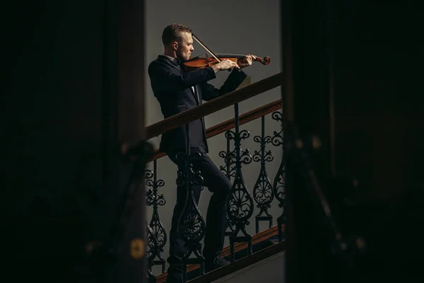 Νεαρή βιολιστής πρακτική μουσική παράσταση στις σκάλες στην αίθουσα — Φωτογραφία Αρχείου