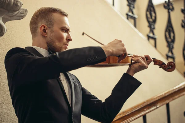 뛰어난 재능을 가진 바이올린 연주자가 클래식 악기를 연주하는 모습 — 스톡 사진