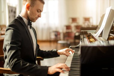 Genç piyanist klasik müzik yapıyor.