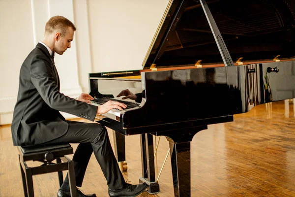 젊고 잘생긴 코카서스 남자가 피아노치는 모습 — 스톡 사진