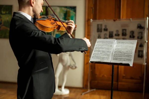 Młody biały skrzypek wykonać muzykę w konserwatorium muzycznym — Zdjęcie stockowe