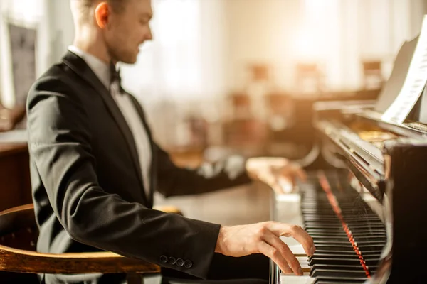 Vacker pianist på scen — Stockfoto