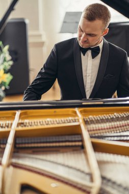 Genç piyanist klasik müzik yapıyor.
