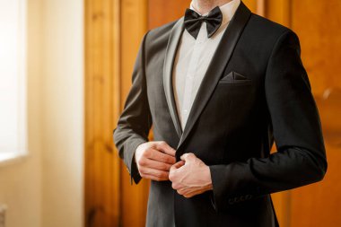 Kesilmiş erkek düğmeleri ceketin içinde