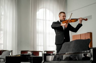 Genç beyaz kemancı klasik enstrüman çalıyor