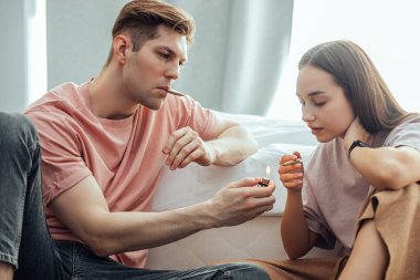 Kafkasyalı çift birlikte uyuşturucu almaktan hoşlanıyor.