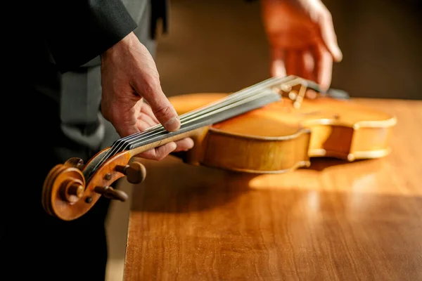 바이올린을 연주하기 전에 찍은 남자의 근접 사진 — 스톡 사진