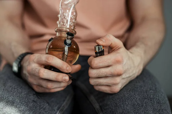 Man smokes bong cannabis weed at home — Stock Photo, Image