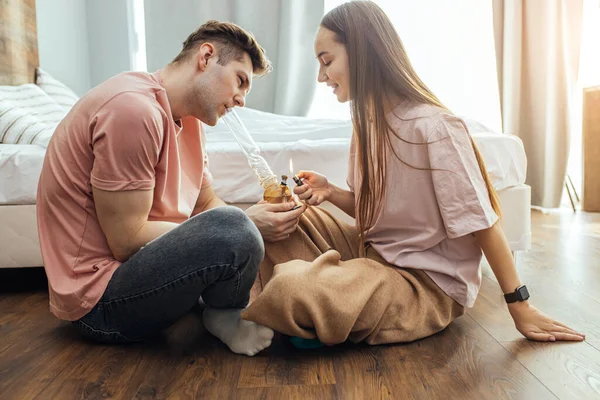 Young caucasian couple use cannabis weed, catch a buzz together — Stock Photo, Image