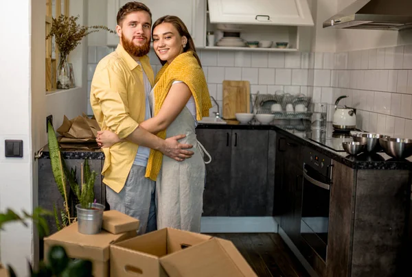 Retrato de jovem casal feliz se movendo em nova casa — Fotografia de Stock