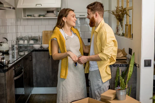 Portrait of young happy couple moving in new home — Stock Photo, Image