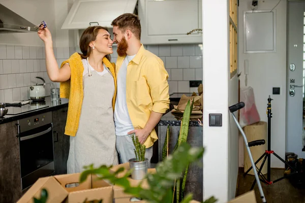 Feliz pareja casada ahora los propietarios de nuevo apartamento — Foto de Stock