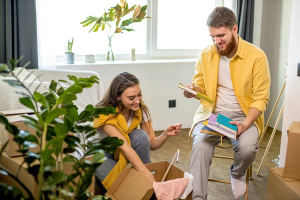 Feliz pareja caucásica mudarse a nuevo apartamento, hacer reparaciones —  Fotos de Stock