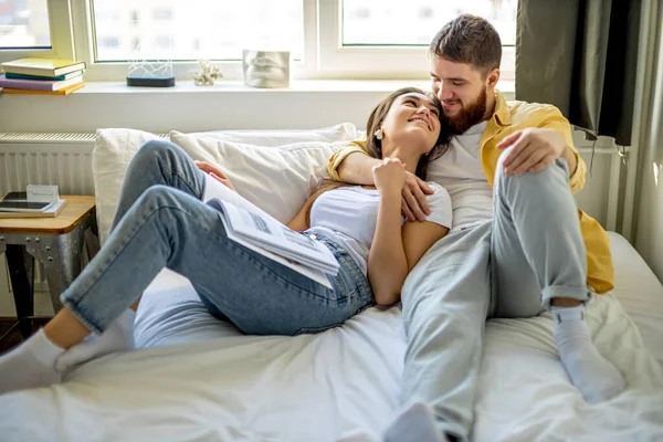 Pasangan kulit putih yang cantik telah beristirahat bersama di rumah — Stok Foto