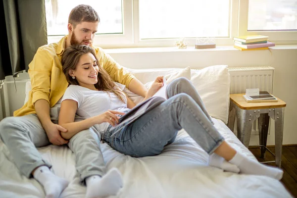 Jovem casal relaxar em casa — Fotografia de Stock