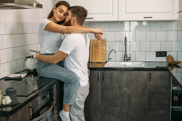 Belo casal se beijando na cozinha em casa — Fotografia de Stock