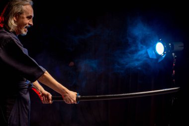 Shinai ile güçlü kendo savaşçısı