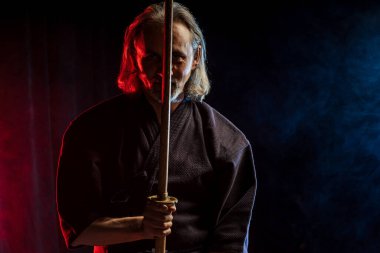 Bambu kılıçlı erkek kendo dövüşçüsü shinai