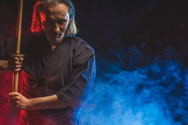 Bokuto ile erkek kendo dövüşçüsü portresi. Koruma kavramı