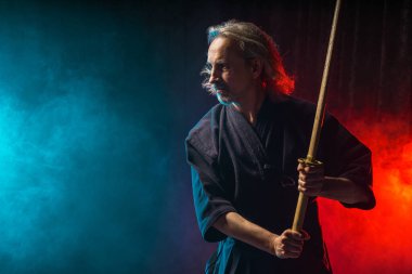Bambu kılıçlı erkek kendo dövüşçüsü shinai