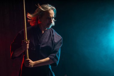 Shinai ile güçlü kendo savaşçısı