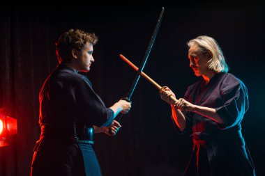 İki Kafkas kendo dövüşçüsü arasında antrenman maçı.