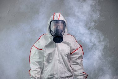 Gaz maskeli tanınmayan dezenfektanların portresi