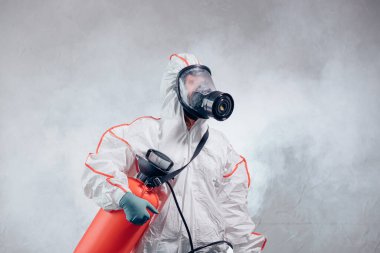 Koruyucu antiviral maskeli dezenfektan, kimyasal dezenfekte spreyi şişesi içeride.