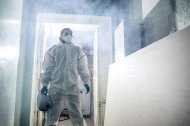 Sterilizasyon için kimyasal sprey ve diğer ekipmanları tutan dezenfektan.