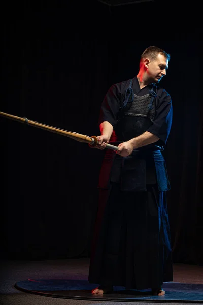 Luchador kendo masculino en el estilo tradicional japonés de la ropa — Foto de Stock