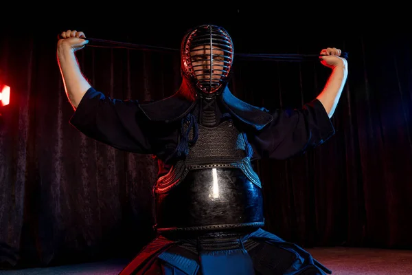 Luchador kendo masculino en el estilo tradicional japonés de la ropa — Foto de Stock