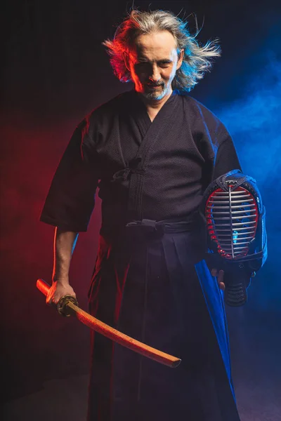 Αυτοπεποίθηση ισχυρή πολεμιστής Kendo με shinai — Φωτογραφία Αρχείου