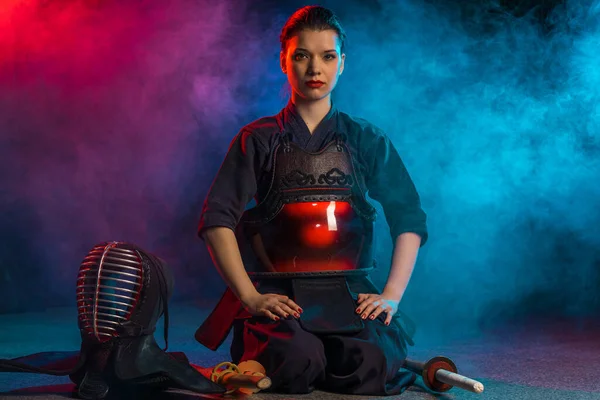 Luchadora kendo hembra aficionada al arte marcial tradicional — Foto de Stock