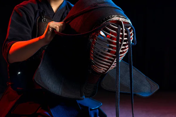 Αγνώριστο kendo μαχητής φορώντας κράνος — Φωτογραφία Αρχείου