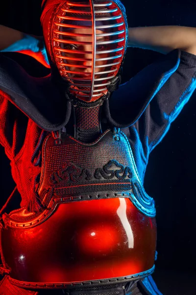 Jovem lutador kendo feminino usando máscara — Fotografia de Stock
