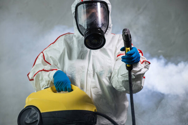 дезинфектор, содержащий химический опрыскиватель и другое оборудование для стерилизации
