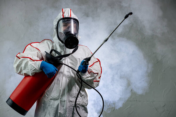 Мужчина в личном защитном снаряжении NBC ppe костюм очистки изолированного пространства
