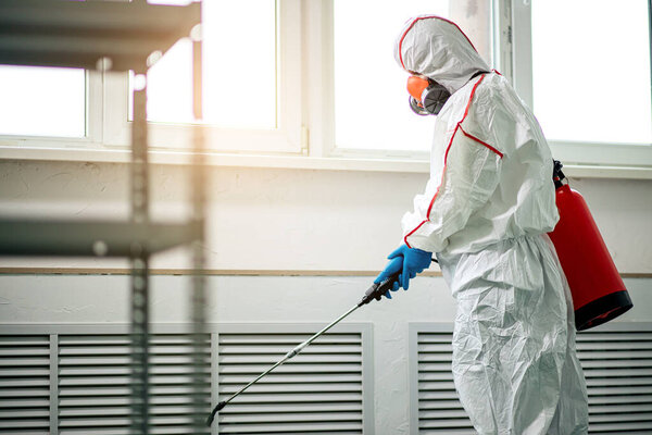 дезинфектор, содержащий химический опрыскиватель и другое оборудование для стерилизации
