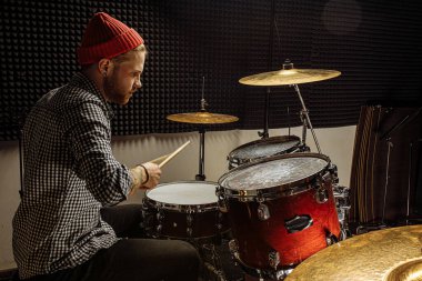 Genç adam konserden önce davul çalıyor.